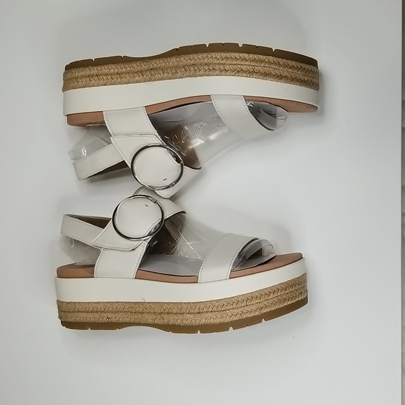 UGG April Sandal - Picture 3 of 9